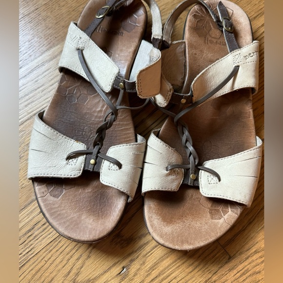 Merrell cream and brown leather sandals with back strap - Picture 2 of 12